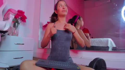 littlee_emma_ online show from February 3, 2025, 6:34 am