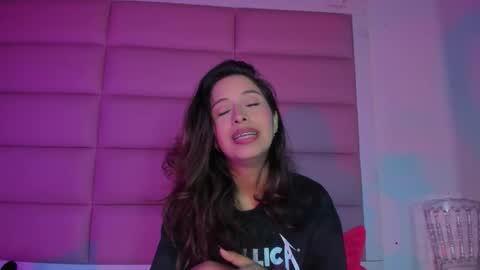 Snapshot of littlee_emma_ chatting on December 19, 2025, 3:46 am littlee_emma_ online show from December 19, 2025, 3:46 am