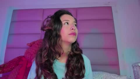 Snapshot of littlee_emma_ chatting on December 22, 2025, 3:25 am littlee_emma_ online show from December 22, 2025, 3:25 am