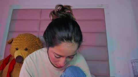 Snapshot of littlee_emma_ chatting on December 23, 2025, 5:49 am littlee_emma_ online show from December 23, 2025, 5:49 am