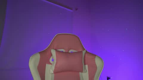 Snapshot of littlee_emma_ chatting on February 11, 2026, 3:22 am littlee_emma_ online show from February 11, 2026, 3:22 am