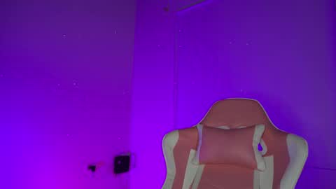 Snapshot of littlee_emma_ chatting on February 18, 2026, 3:13 am littlee_emma_ online show from February 18, 2026, 3:13 am