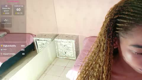 Tania  online show from October 27, 2025, 8:02 pm