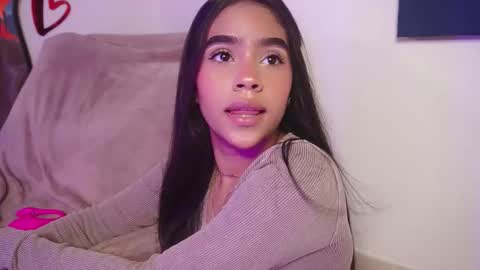 littletammy_ online show from November 14, 2025, 2:49 pm