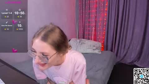 Snapshot of livyybosom chatting on September 28, 2025, 7:52 pm My name is Livy Nice to meet you Thumbs up please its important online show from September 28, 2025, 7:52 pm