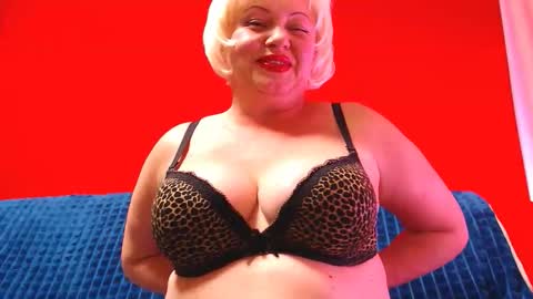 Snapshot of lizabrazzer chatting on April 19, 2026, 10:25 am LizaBrazzer online show from April 19, 2026, 10:25 am