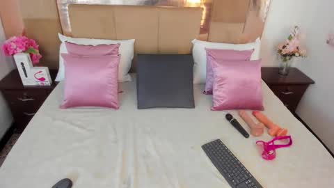 Snapshot of lizbrook chatting on February 19, 2026, 7:43 pm Liz online show from February 19, 2026, 7:43 pm