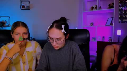 lizzie_boom online show from November 18, 2025, 8:46 pm