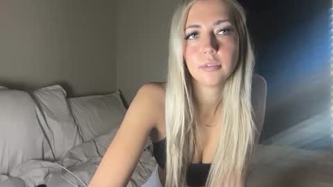 Snapshot of lizzy2bizzy chatting on April 27, 2026, 6:17 pm lizzy2bizzy online show from April 27, 2026, 6:17 pm