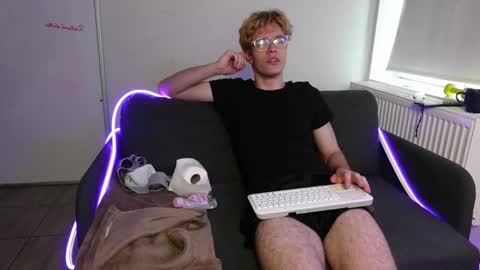 Snapshot of logan_fraser chatting on October 15, 2025, 1:44 pm LOGAN FRASER online show from October 15, 2025, 1:44 pm