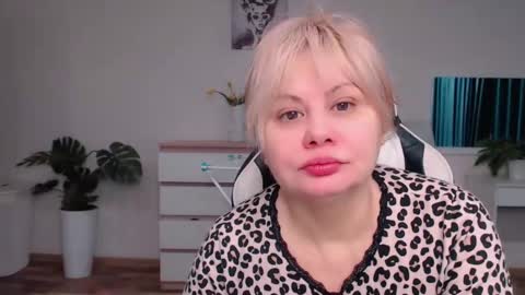  Lola  online show from October 21, 2025, 7:31 am