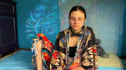 lola_aspis online show from November 1, 2025, 1:57 pm