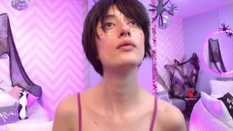 Lola online show from October 16, 2025, 2:40 pm