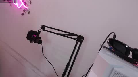 Lola  online show from June 1, 2026, 1:57 pm