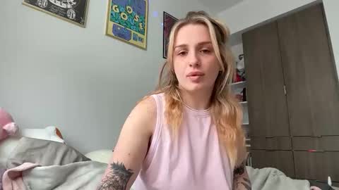 Snapshot of lolaa555 chatting on April 1, 2026, 7:00 pm lolaa555 online show from April 1, 2026, 7:00 pm
