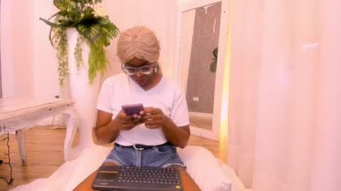 lola online show from November 17, 2025, 12:55 pm