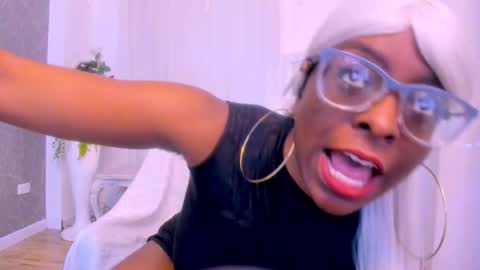 lola online show from November 21, 2025, 8:18 pm