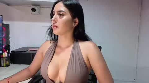 lolalola_12 online show from December 18, 2025, 12:27 am