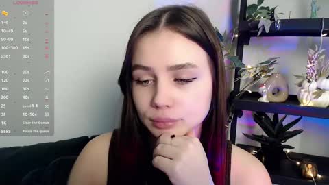 lolapalmer_ online show from February 4, 2025, 7:44 pm