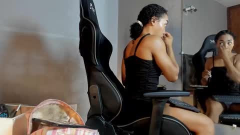 Snapshot of lolareyes1 chatting on December 5, 2025, 4:10 am lolareyes1 online show from December 5, 2025, 4:10 am