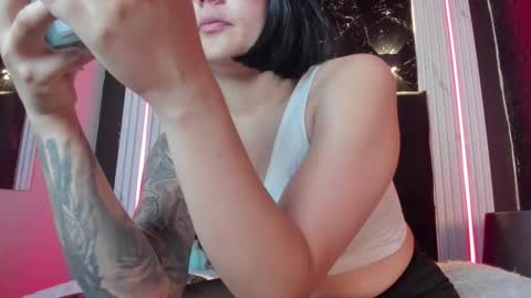 Lola online show from November 19, 2025, 11:32 am