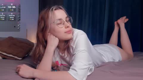 Lona online show from November 27, 2025, 6:43 pm