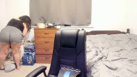 Snapshot of longhairbigbewbs chatting on January 1, 2025, 11:51 pm Rose online show from January 1, 2025, 11:51 pm
