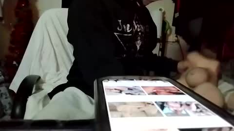 Snapshot of longstroks00 chatting on December 22, 2025, 12:18 am longstroks00 online show from December 22, 2025, 12:18 am