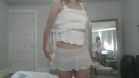 Elanor online show from October 28, 2025, 6:10 pm