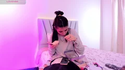 Snapshot of loolii_pink chatting on October 29, 2025, 6:53 pm Loly online show from October 29, 2025, 6:53 pm