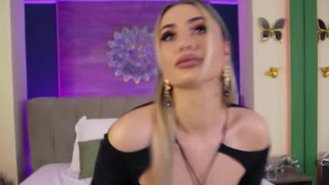 Snapshot of loradevine chatting on November 30, 2025, 7:40 pm Lora online show from November 30, 2025, 7:40 pm