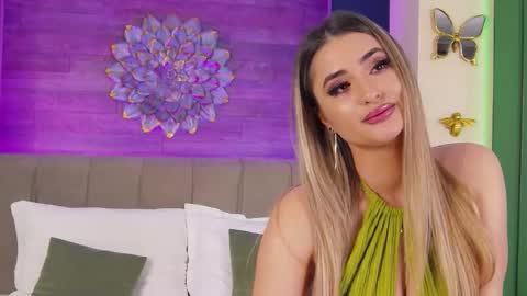 Lora online show from February 5, 2026, 9:30 pm