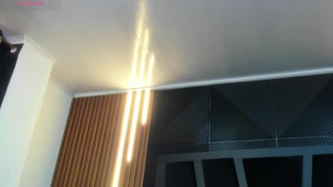  L O R E N Z O  Thumbs Up help  online show from November 20, 2025, 5:12 pm