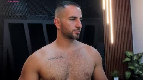  L O R E N Z O  Thumbs Up help  online show from December 5, 2025, 5:20 pm