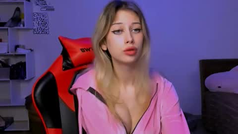 Lori online show from November 21, 2025, 6:06 pm