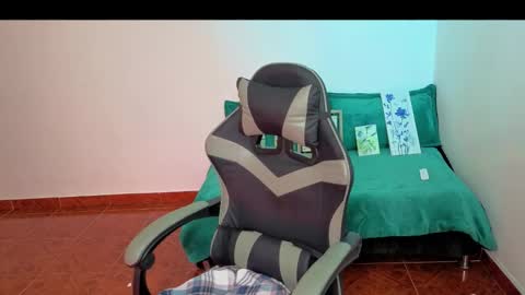 lory__05 online show from October 10, 2025, 7:24 pm