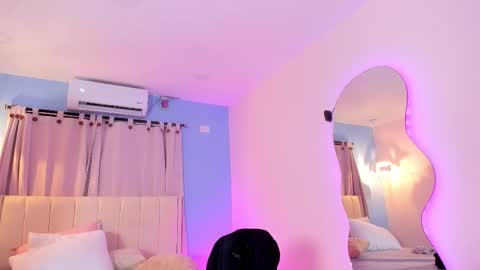 Snapshot of lou_22_ chatting on March 16, 2026, 12:53 pm Lou online show from March 16, 2026, 12:53 pm