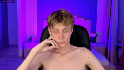 Snapshot of louie_evans chatting on September 15, 2025, 10:10 pm louie_evans online show from September 15, 2025, 10:10 pm