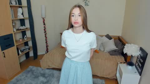 Snapshot of lourabloss chatting on April 8, 2026, 7:30 am Aurora online show from April 8, 2026, 7:30 am