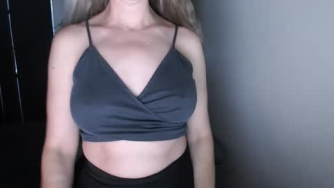 LoVe On  online show from November 24, 2025, 3:01 pm