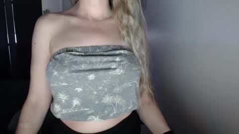 Snapshot of love_on_ chatting on February 14, 2026, 11:45 pm LoVe On online show from February 14, 2026, 11:45 pm