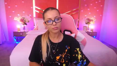Snapshot of loveedove chatting on June 25, 2026, 12:42 pm loveedove online show from June 25, 2026, 12:42 pm