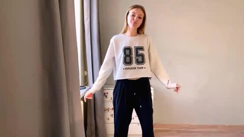 Ella online show from December 4, 2025, 6:12 am