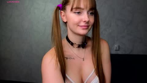 Snapshot of lovelly_molly chatting on February 1, 2026, 5:44 pm Molly online show from February 1, 2026, 5:44 pm