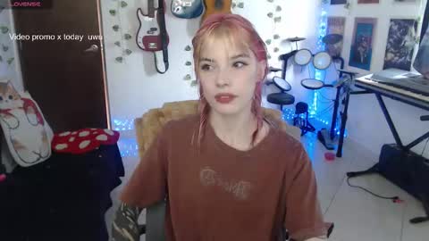 Snapshot of lovely_cass chatting on December 19, 2025, 6:04 pm Cassie online show from December 19, 2025, 6:04 pm