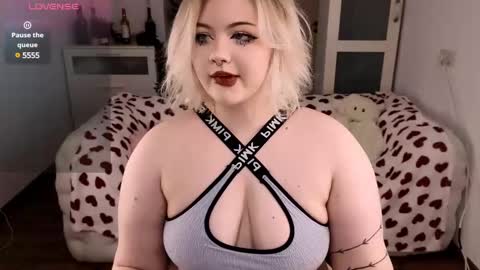 Snapshot of lovely_leilla chatting on February 26, 2025, 10:09 pm lovely_leilla online show from February 26, 2025, 10:09 pm