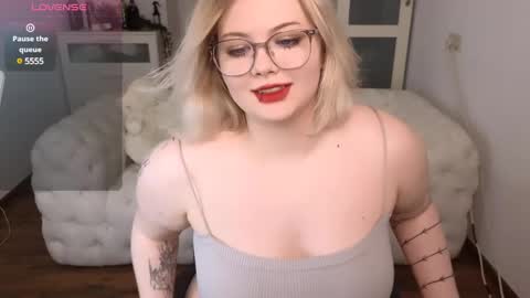 Snapshot of lovely_leilla chatting on March 10, 2025, 4:07 am lovely_leilla online show from March 10, 2025, 4:07 am