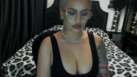 Snapshot of lovelyblondyxxx chatting on May 4, 2026, 9:55 pm PrAllinXXXa online show from May 4, 2026, 9:55 pm
