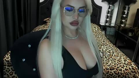 Snapshot of lovelyblondyxxx chatting on June 2, 2026, 1:18 am PrAllinXXXa online show from June 2, 2026, 1:18 am
