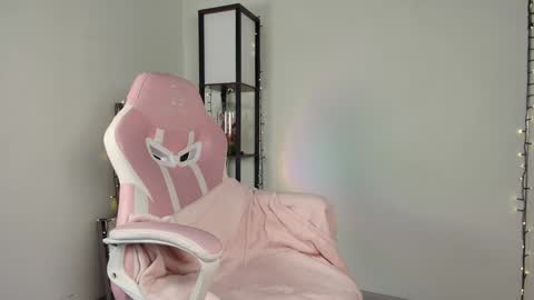 lovelycaroll online show from January 19, 2025, 12:17 pm